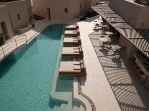Bazén v ubytování Enarma Suites & Spa Wellness Retreat nebo v jeho okolí