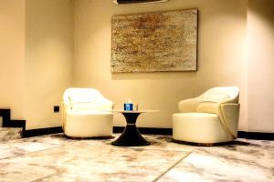 Posedenie v ubytovaní W by Triple Tees Hotel and Suites