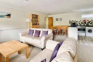 Köök või kööginurk majutusasutuses 2 Bed Apartment with Shared Pool