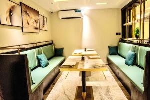 Posedenie v ubytovaní W by Triple Tees Hotel and Suites