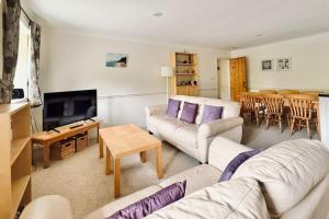 Televiisor ja/või meelelahutuskeskus majutusasutuses 2 Bed Apartment with Shared Pool