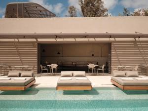Bazén v ubytování Enarma Suites & Spa Wellness Retreat nebo v jeho okolí