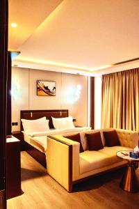 Posedenie v ubytovaní W by Triple Tees Hotel and Suites