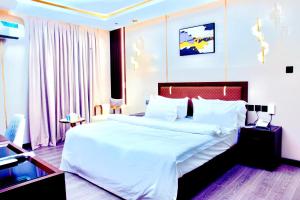 Posteľ alebo postele v izbe v ubytovaní W by Triple Tees Hotel and Suites