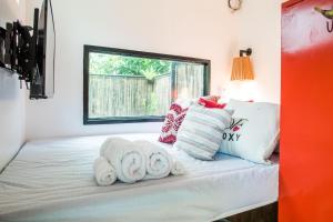 Postel nebo postele na pokoji v ubytování VIRYA Nest Self-Service Tiny Home in Rainforest Nest - Monkeys, Bats, Pet Friendly with a Fee