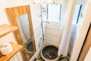 Koupelna v ubytování VIRYA Nest Self-Service Tiny Home in Rainforest Nest - Monkeys, Bats, Pet Friendly with a Fee + 17 fotografií