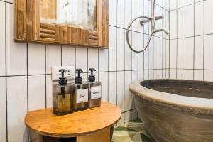 Koupelna v ubytování VIRYA Nest Self-Service Tiny Home in Rainforest Nest - Monkeys, Bats, Pet Friendly with a Fee