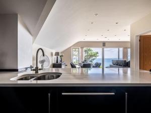 Una cocina con fregadero y una sala de estar. en Stunning apartment with uninterrupted views, en Exeter