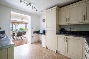 Η κουζίνα ή μικρή κουζίνα στο Ocean views, peace and quiet in this homely flat