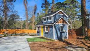 福里斯特帕克Private Atlanta Tiny House with Mini Golf的院子中有一扇黄色门的小房子