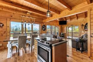 una cucina in legno e una sala da pranzo con un tavolo di Private Lake Hot Tub Fire Pit 5 Min to Hollerwood a Campton