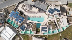 Bazén v ubytování Enarma Suites & Spa Wellness Retreat nebo v jeho okolí