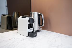 Una cafetera colocada encima de un mostrador en Perfect Escape Wake Up to Stunning Harbour Views, en Melbourne