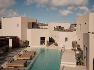 Bazén v ubytování Enarma Suites & Spa Wellness Retreat nebo v jeho okolí