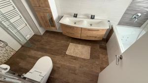 ザルシュテットにあるHouse in Sarstedt! contactless check-inの白いトイレと洗面台のあるバスルーム