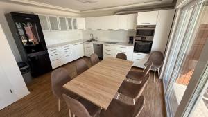 ザルシュテットにあるHouse in Sarstedt! contactless check-inの木製のテーブルと椅子のあるキッチン