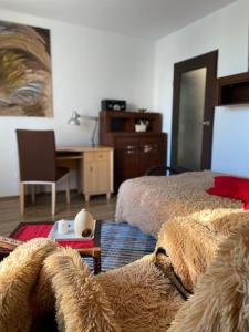 Posteľ alebo postele v izbe v ubytovaní Apartament NOC Z OBRAZEM - balkon - Warszawa Praga