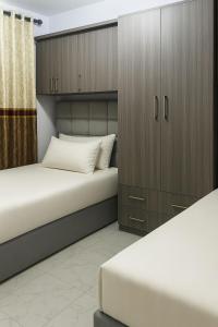 Giường trong phòng chung tại Cozy Seaside Getaway Youll Love Porto Said