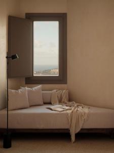 Postel nebo postele na pokoji v ubytování Enarma Suites & Spa Wellness Retreat