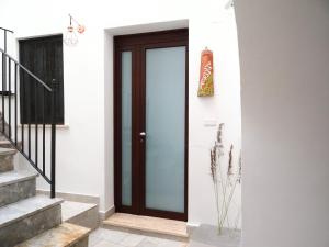 una porta a vetri su una casa con scale di Il Cortiletto a Rocca Cilento