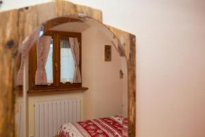 un miroir dans l'angle d'une pièce dans l'établissement Cottage Casa Felice, à Clusone 25 autres photos