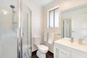 une salle de bain blanche avec toilettes et douche dans l'établissement Modern and Spacious Howrah Home, à Howrah 8 autres photos