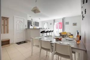 Una cocina y un comedor con mesa y sillas. en Appartement Agate Vals les bains, en Vals-les-Bains