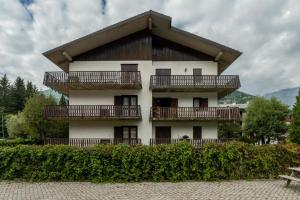 Un edificio con balcones a los lados. en Tonale Sky Attic - Ponte di Legno by InnStay, en Ponte di Legno