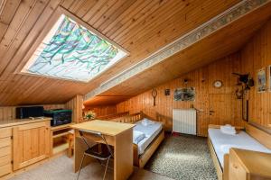una habitación con dos camas y una ventana en Tonale Sky Attic - Ponte di Legno by InnStay, en Ponte di Legno
