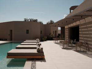 Bazén v ubytování Enarma Suites & Spa Wellness Retreat nebo v jeho okolí