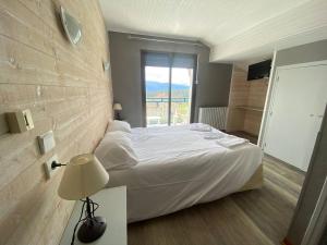 Letto o letti in una camera di Hôtel L'Oustalet