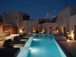 Bazén v ubytování Enarma Suites & Spa Wellness Retreat nebo v jeho okolí