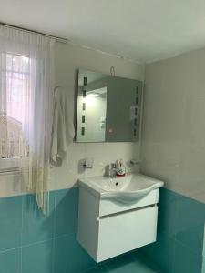 Ένα μπάνιο στο Rajan Shehaj Apartment