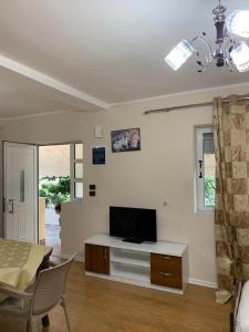 Μια τηλεόραση ή/και κέντρο ψυχαγωγίας στο Rajan Shehaj Apartment +19 φωτογραφίες