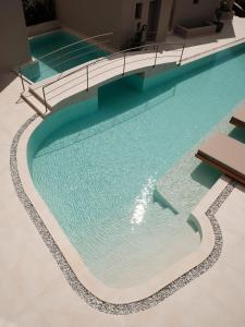 Bazén v ubytování Enarma Suites & Spa Wellness Retreat nebo v jeho okolí