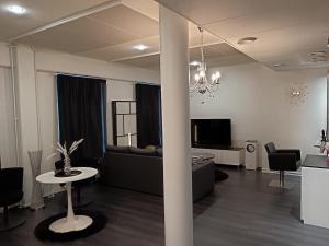 列克萨Salon Harlekiini的客厅里有一张沙发和一张桌子。