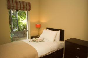 Cama o camas de una habitación en The Kenmare Bay Hotel & Luxury Lodges Resort