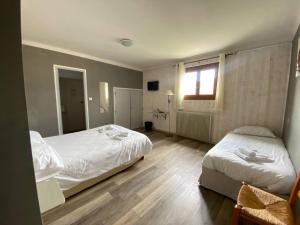 Letto o letti in una camera di Hôtel L'Oustalet