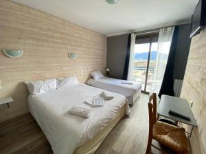 Postel nebo postele na pokoji v ubytování Hôtel L'Oustalet