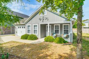 Κήπος έξω από το Charming Oak Island Beach House with Fire Pit and Yard