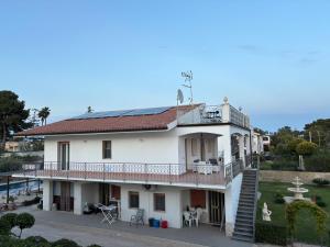 una imagen de una casa con balcón en Bombana Beach - Vicino, en Fontane Bianche