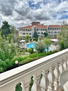 einen Balkon mit Blick auf ein Resort mit Pool in der Unterkunft Fantastic Apartment in Sveti Vlas in Sweti Wlas