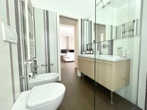 Un baño blanco con inodoro y lavabo. en Villa Dolce Rumore, en Bari 5 fotos más