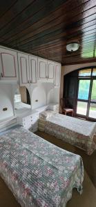 a bedroom with two beds in a room at Hospedaria Soraya Alegre in Campina Grande do Sul