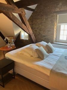 Postel nebo postele na pokoji v ubytování Amaryllis Hotel Veurne