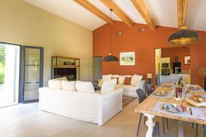 a living room with a white couch and a table at Le Montebello de Paradou in Paradou