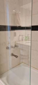 une salle de bain avec une douche avec une porte vitrée dans l'établissement Monoambiente Centrico, à Córdoba 8 autres photos