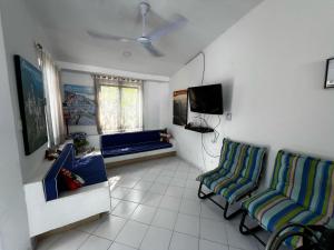 a living room with two chairs and a couch at Descansa en familia en Rio Bonito lleva tus mascotas in Melgar
