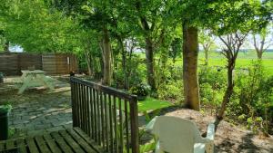 City Farmer Farmyard Stays, Sleep Easy, Stay Rural, Explore Amsterdam外面的花园