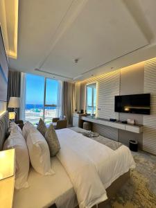 Кровать или кровати в номере Shada Sea Hotel